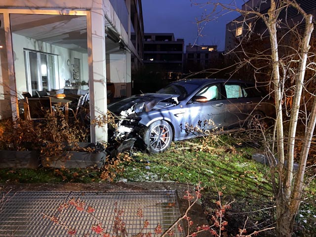 Mutmasslich alkoholisiert in Terassenpfeiler gelandet. Foto: Polizei AG