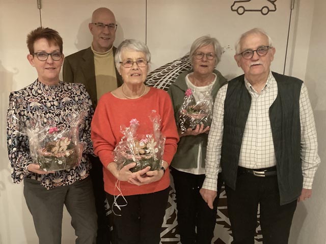 Die fünf neu ernannten Ehrenmitglieder (von links): Helen Leubin, Leopold Loretan, Marie-Odile Carre, Helen Neuhaus, André Carre. Foto: zVg