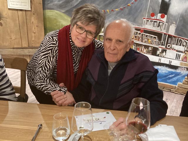 Renate Zollinger gratuliert im Namen des Vereins Felix Meier zum 95. Geburtstag. Foto: zVg