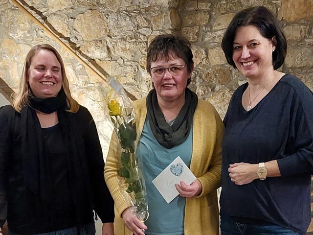 Vreni Kuratli wird für 15 Jahre Vereinstreue geehrt. Foto: zVg