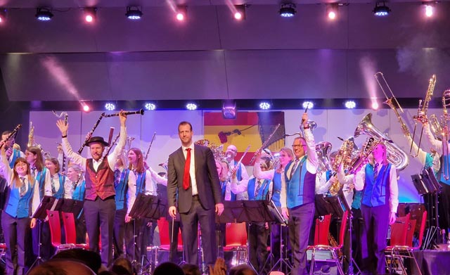 Die Musikgesellschaft Concordia Wegenstetten unter der Leitung von Bence Tóth hatte an ihrem Jahreskonzert viel Spass auf der Bühne. Foto: zVg