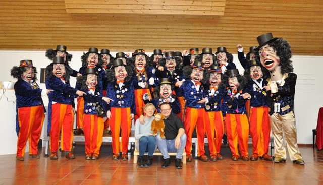 Die Grosschtadtchnulleri mit Aff Theobald, Pfaff und des Pfaffen Frau. Foto: zVg