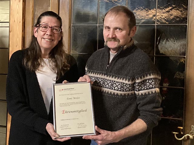 Das neue Ehrenmitglied Toni Weiss mit Präsidentin Jacky Röthlisberger. Foto: zVg