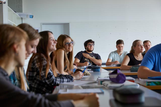 Durchstarten nach der Lehre: Lernende im letzten Lehrjahr erhalten bei «On the move» Informationen zum Arbeitsmarkt, Bewerbungen und Vorstellungsgesprächen. Foto: AWA