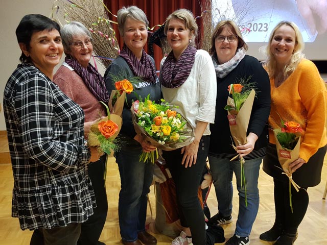 Von links: Die Präsidentin mit den abtretenden und den neuen Frauen Manuela Eiermann, Elsbeth Rotzler, Barbara Waldmeier, Barbara Wirth, Gaby Freiermuth, Deborah Urich. Foto: zVg