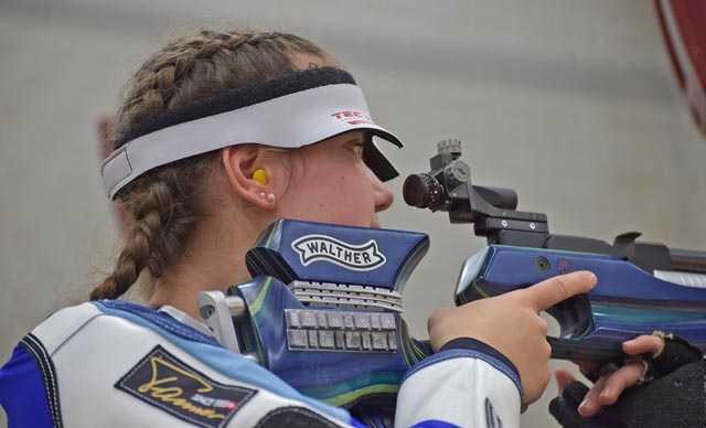 Fiona Kitanovic von den Sportschützen Mettauertal zeigte zwar im U21-Final Nerven, gewann aber trotzdem mit deutlichem Vorsprung den Aargauer 10-m-Meistertitel. Foto: wr