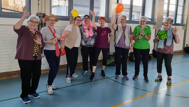 Fröhliche Fasnachtslektion in Fitness &amp; Gymnastik – Balancier- und Kräftigungsübungen mit Ballon und Würfel-Glücks-Stafette. Foto: ama