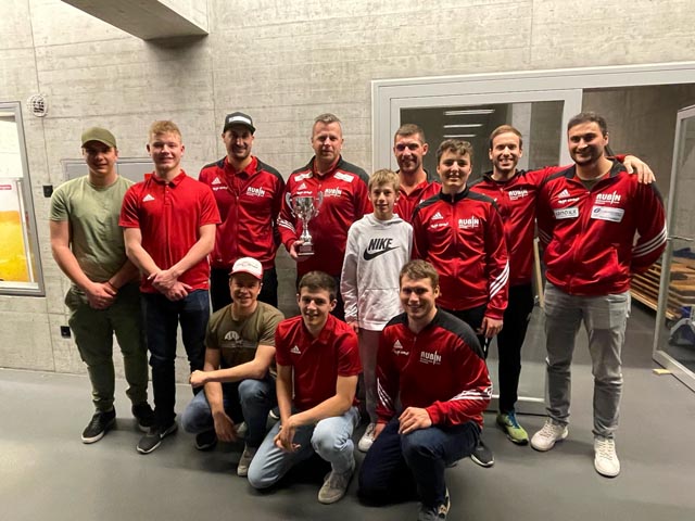 Bild: stehend von links: Rico Winter, Joshua Glauser, Marco Leimgruber, Simon Hunziker, Nevio Deiss, Patrick Anthamatten, Fabio Rubin, Lars Schenk, Roger Leimgruber; sitzend von links: Nico Treyer, Janik Hartmann, Gian Wälchli. Foto: zVg