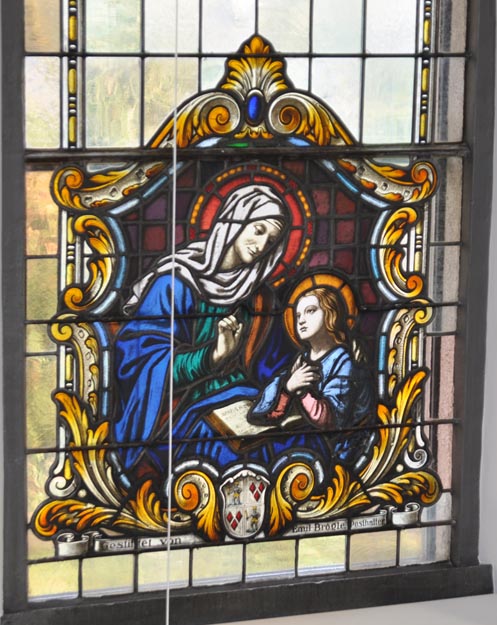 In der Festschrift finden sich auch Erläuterungen zu den Fensterbildern; auf dem Foto das Anna-Fenster von 1928. Foto: Jörg Wägli