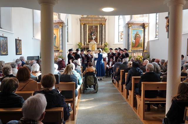 Gut besuchter Gottesdienst in der Fridolinskapelle von Sisseln. Foto: Peter Schütz