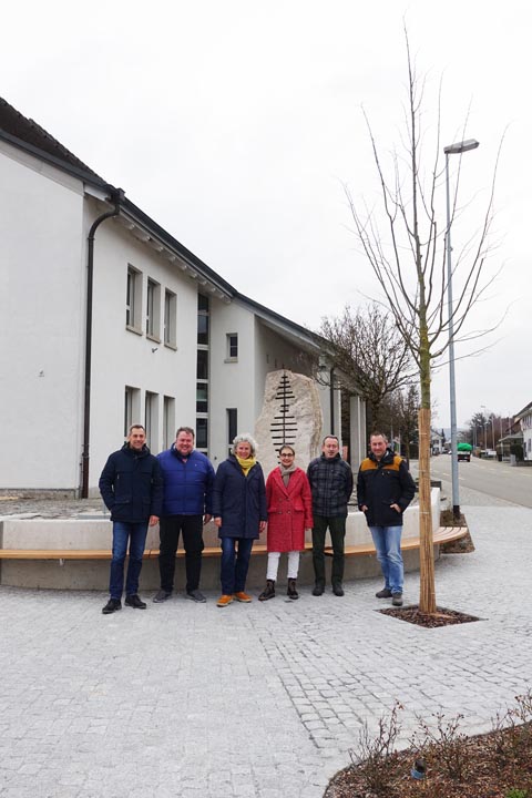 (von links) Gemeindeschreiber Urs Treier, Gemeinderat Roger Merkle, Gemeindeammann Verena Buol Lüscher, Grossrätin Elisabeth Burgener Brogli, Gemeinderat Jos Bovens und Vizeammann Georg Schmid (es fehlt Gemeinderätin Melanie Jenni) Foto: zVg