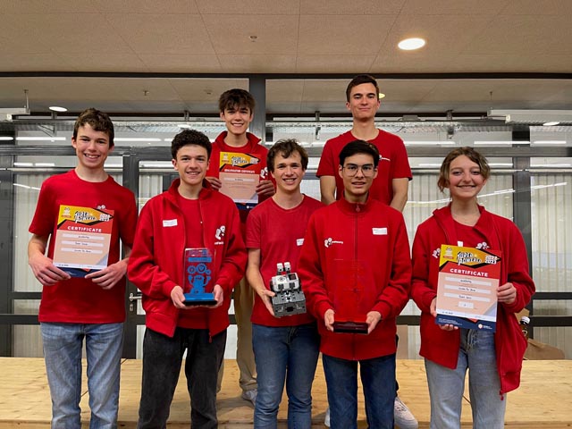 (hinten) Casimir Winzenried, Erlinsbach; Coach Amos Burchia, Bözberg, (vorne) Yaron Traub, Stetten; Tim Föhner, Baden; Yuri Honegger, Rütihof; Tobias Nemet, Lengnau; Ella Robinson, Muri (auf dem Bild fehlen: Coach Benedikt Amsler, Zeihen; Jorge Bertràn de Lis Orozco, Baden. Foto: zVg