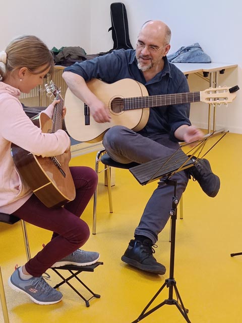Gitarrenschülerin. Foto: zVg