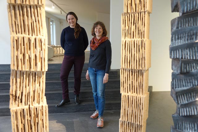 Geschäftsführerin Patrizia Solombrino (links) und Anna Schmid freuen sich auf die Ausstellung mit den Installationen der Künstlerin aus Spiez. Foto: Peter Schütz