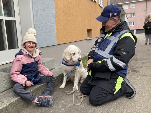 Die Stiftung Wunderlampe ermöglicht dem Mädchen ein wunderbares Hundeerlebnis. Foto: zVg