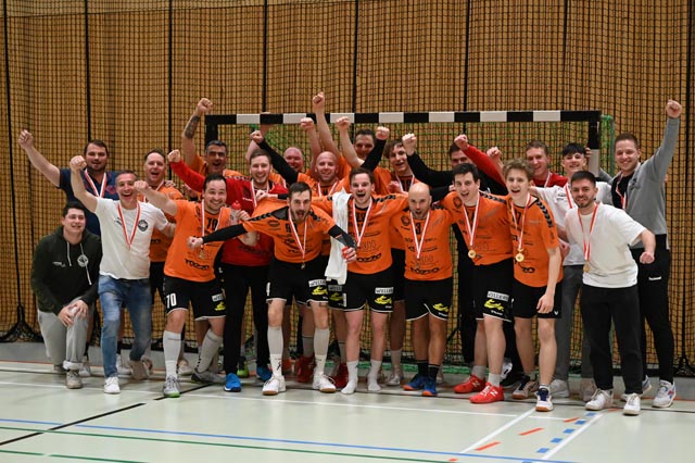 Jubelnde Möhliner Handballer.Foto: Christine Steck