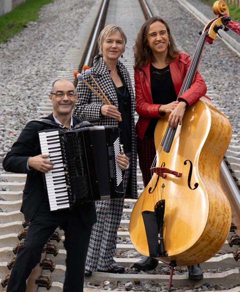 Jaqueline Ott (Marimba und Vibraphon), Paolo D’Angelo (Akkordeon), Jojo Kunz (Kontrabass) Foto: zVg