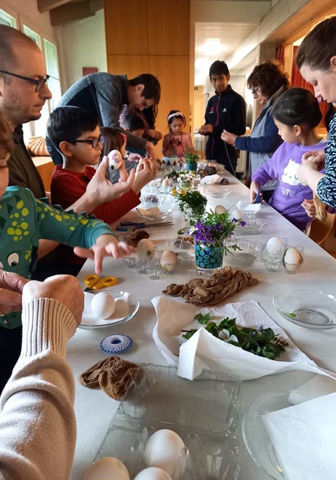 Gemeinsames Ostereierfärben in Frick. Foto: zVg