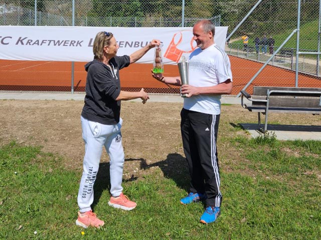 Der Sieger in der Männer-Konkurrenz des «Hase-Cup», Otmar Raufer, erhält von Spielleiterin Karin Müller die wohlverdienten Preise. Foto: Christoph Grenacher