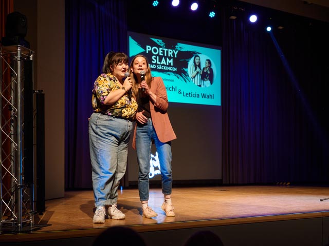 Teresa Reichl und Leticia Wahl moderieren den Poetry Slam im Kursaal. Foto: Tourismus- &amp; Kulturamt Bad Säckingen