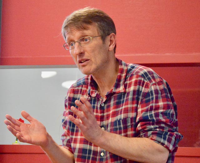 Pfr. Dr. Luzius Müller (Uni Basel) sprach am Mittwochabend in Zuzgen. Foto: Fritz Imhof