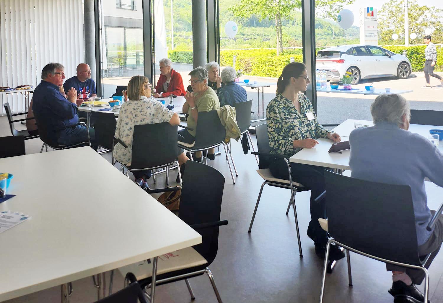 Gemütliches Beisammensein im Rheinfelspark Stein. Foto: S. Soltermann