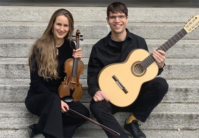 Die in Stein aufgewachsene Geigerin Iris Ewald-Tillner und der Gitarrist Roger Schütz geben in Stein ein klassisches Konzert der besonderen Art. Foto: zVg