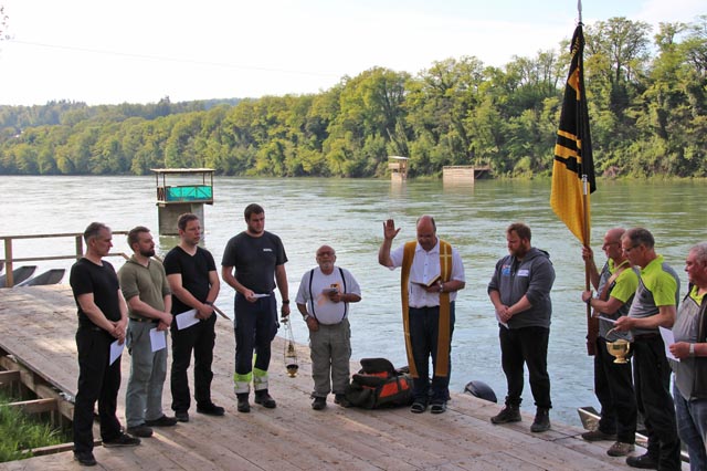 Die Vereinsmitglieder bei der Segnung. Foto: zVg