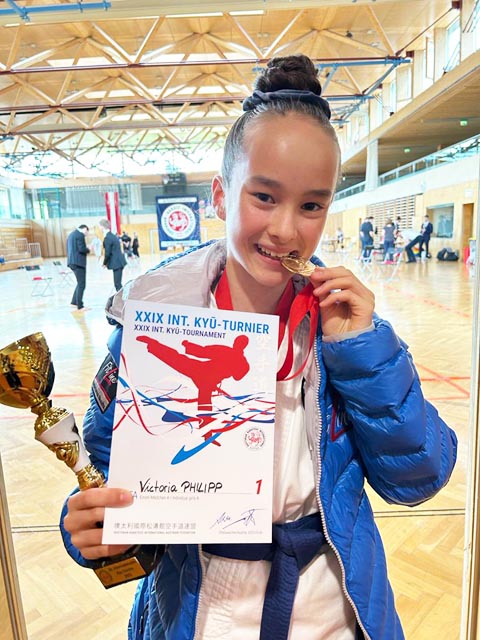 Victoria Philipp mit ihrer nächsten Goldmedaille. Foto: zVg