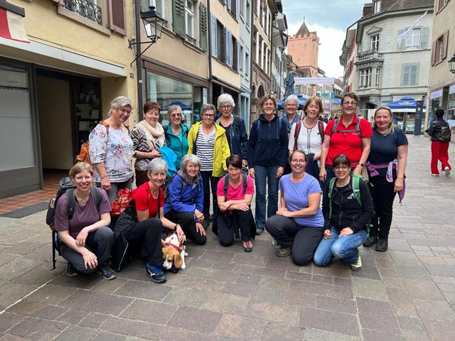 Die Frauenriege Zuzgen nach der Stärkung im Restaurant Mundart. Foto: zVg