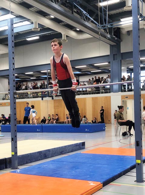 Maurice Aebersold am Reck Foto: zVg