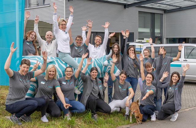 rivet-Team mit neuem Maskottchen, der Kuh «Trivelina». Foto: zVg