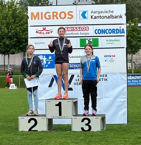 Dritter Rang im Kugelstossen und Ballwurf für Lina Caruso U12W. Foto: Walter Leimgruber