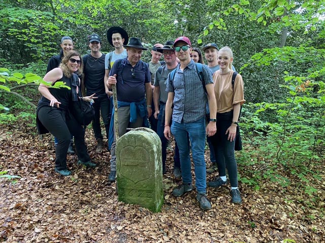 Oben: Kontrolle beim Grenzstein von 1672: Vorne sichtbar das Wappen von Oesterreich mit dem Querbalken. Foto: zVg