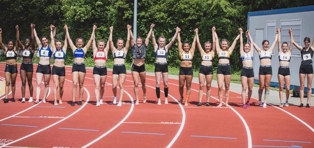 Die Mehrkampf-Familie trifft sich auf der Leichtathletikanlage in Stein. Foto: zVg