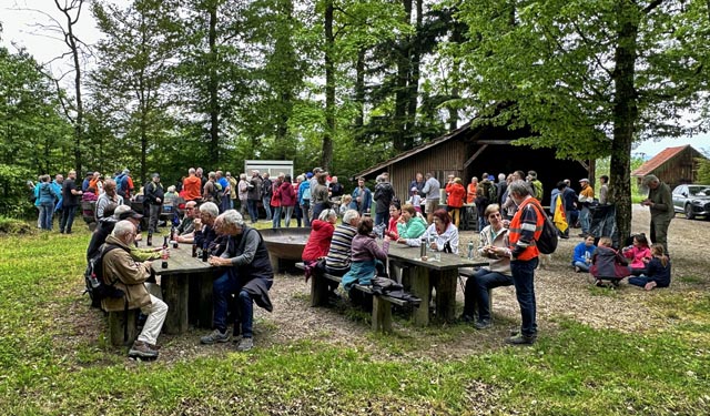 Nach der Wanderung freuten sich alle über den Feuerbraten. Foto: zVg