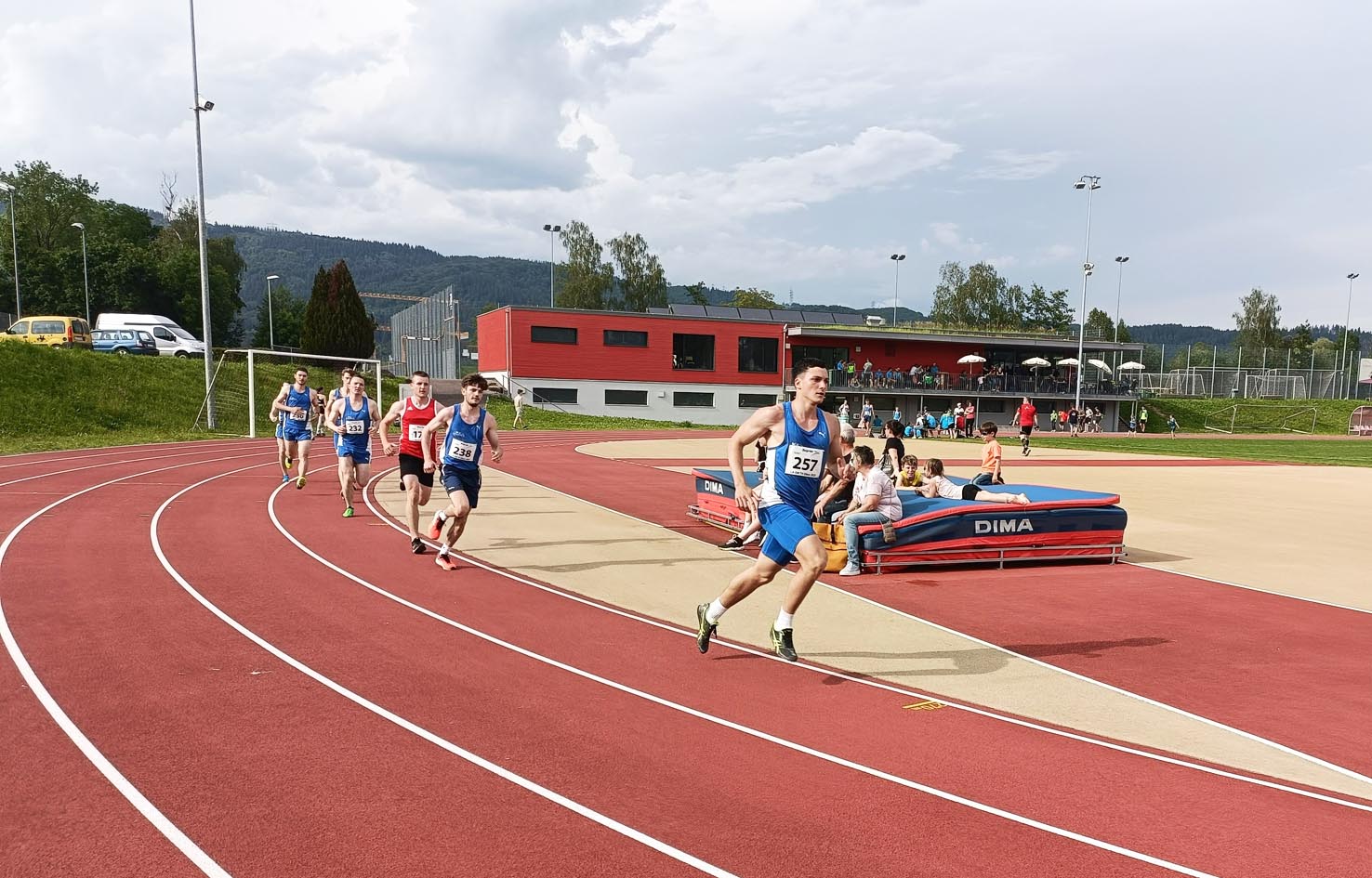 Die Männer des TV Wölflinswil, angeführt vom späteren Sieger Elia Steck, während des 1000 m Laufes. Foto: zVg