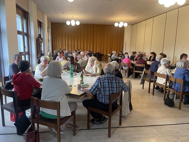 Gemütliches Zusammensein nach der Maiandacht. Foto: zVg 
