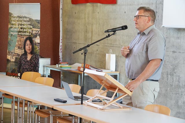 Robert Schmid, Vorstandsmitglied von Fricktal Regio, Ressort Wohnstudie, am Mikrofon. Foto: Peter Schütz