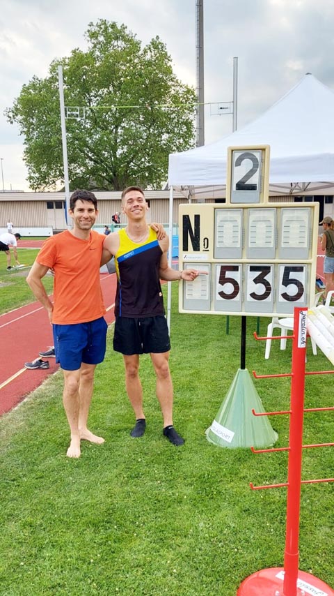 Nicolas Pfrommer freut sich mit Trainer Patrick Schütz über das Erreichen der U23-EM Limite. Foto: Maurin Buschor