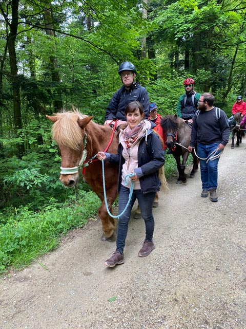 Die Gruppe unterwegs im Jurapark Aargau. Foto: Jurapark Aargau