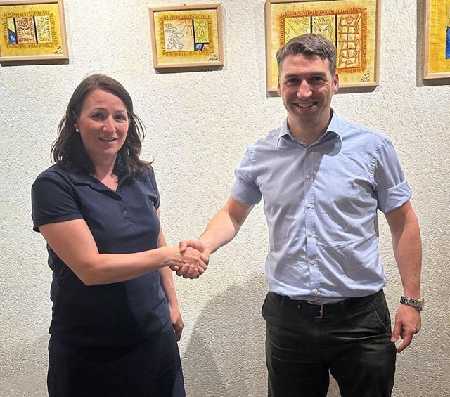 Tanja Primault übergibt das Präsidium an Emanuel Suter. Foto: zVg