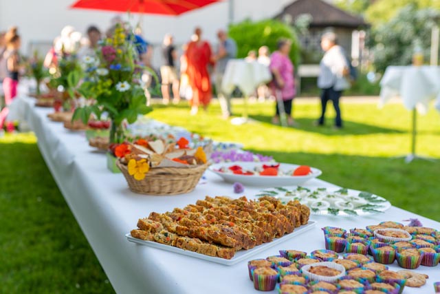 Sommerlicher Apéro aus heimischen Wildpflanzen im Pfarrgarten. Foto: Willi Baldinger