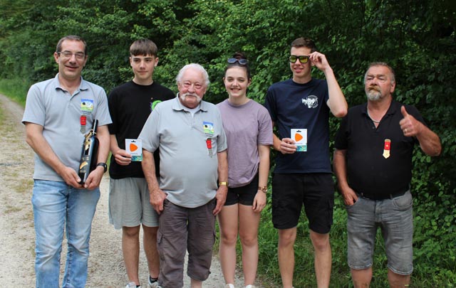 Von links: Claude Chenaux (Sieger Feldschiessen), Leo Staudacher (bester Junior U17), Kurt Andres (bester Seniorveteran), Nina Staudacher und Andrin Jappert (beste Junioren U21), René Hüsler (bester Veteran); nicht auf dem Foto: Nadja Frei (beste Dame). Foto: zVg