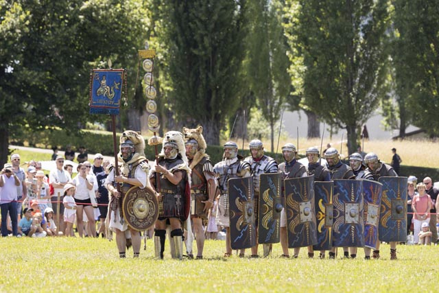 Römische Soldaten der 11. Legion aus Vindonissa marschieren am Kulturerbe-Tag in Würenlingen ein. Foto: Kantonsarchäologie