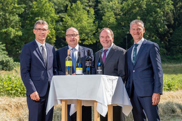 Grossratspräsident Dr. Lukas Pfisterer, Regierungsrat Dr. Markus Dieth, ALA-OK-Präsident Alois Huber, Präsident Aargauer Wein Roland Michel (v.l.) und im Mittelpunkt die Siegerweine. Foto: Basler