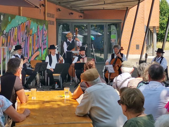 Bei schönstem Sommerwetter erfreute die Hanneli-Musig bei der Open-Air-Matinée das Publikum. Foto: Astrid Pfoster