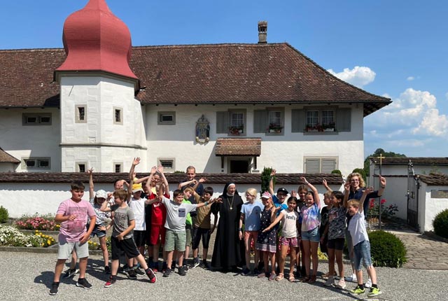 Ausflug in die Hostienbäckerei. Foto: Helena Boutellier