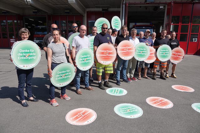 Engagierte Werkhofmitarbeiter und Mitglieder der Arbeitsgruppe Sauberes Fricktal anlässlich der Vorstellung der neuen Kampagne gegen das Littering. Foto: Peter Schütz