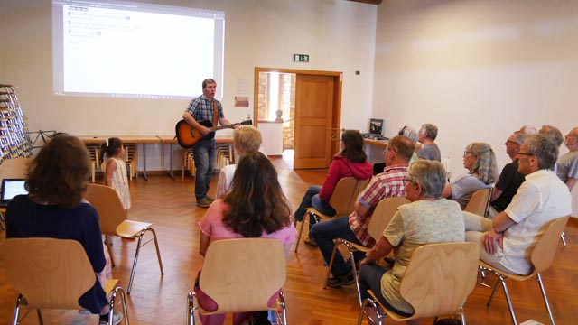 Lieder aus aller Welt wurden beim «Offenen Singen» im Hirschensaal in Magden gesungen. Foto: zVg